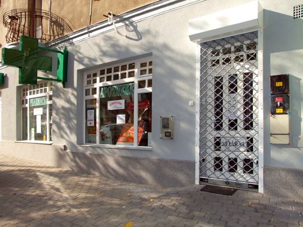 Szent Ilona gyógyszertás feltekeredő motoros biztonsági rács Szent Ilona gyógyszertás feltekeredő motoros biztonsági rács