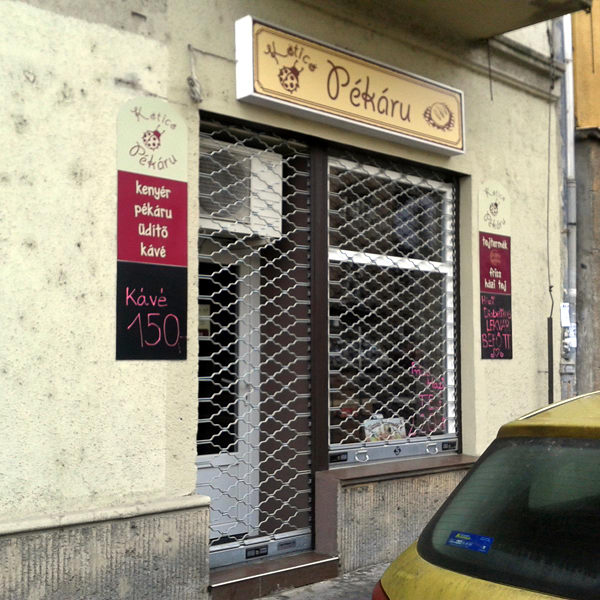 Biztonsági rács a Csalogány utcában Biztonsági rács a Csalogány utcában