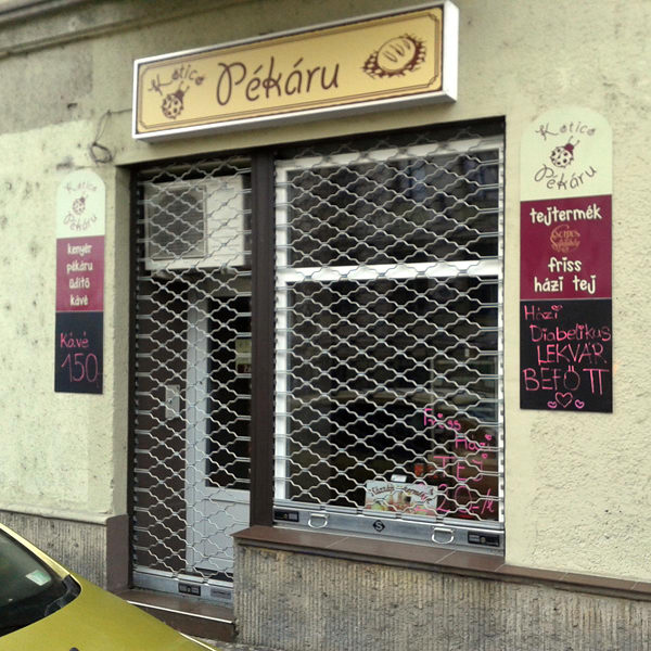 Biztonsági rács és FISHER klíma egy Csalogány utcai üzletben Biztonsági rács és FISHER klíma egy Csalogány utcai üzletben