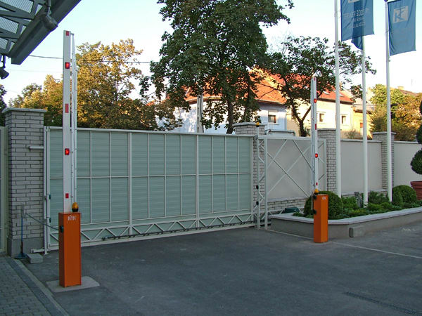 Mérker 2007 Zrt zárt tolókapu és felnyitott sorompó Mérker 2007 Zrt zárt tolókapu és felnyitott sorompó