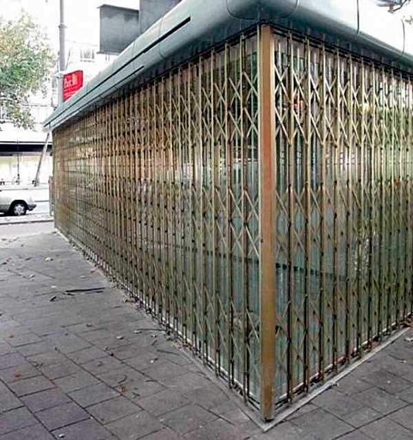 Stabil ajtórács kirakat védelmére Stabil ajtórács kirakat védelmére