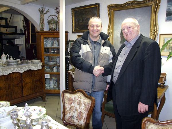 Klapka György és Téglás Csaba az Alarm & Automatic System Kft ügyvezetője 2010-ben a Kantech beléptető rendszer átadásakor Klapka György és Téglás Csaba az Alarm & Automatic System Kft ügyvezetője 2010-ben a Kantech beléptető rendszer átadásakor