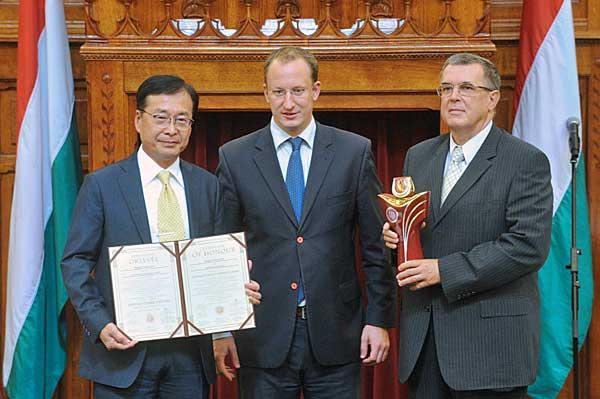 Suzuki Vitara autó termékdíj átadó Naoyuki Takeuchi Koszorús László Gáspár Urbán László Suzuki Vitara autó termékdíj átadó Naoyuki Takeuchi Koszorús László Gáspár Urbán László