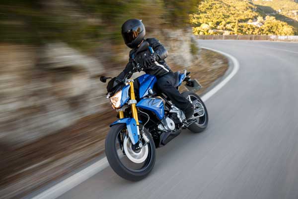 BMW G 310 R roadster utcai motorkerékpár kanyarban BMW G 310 R roadster utcai motorkerékpár kanyarban