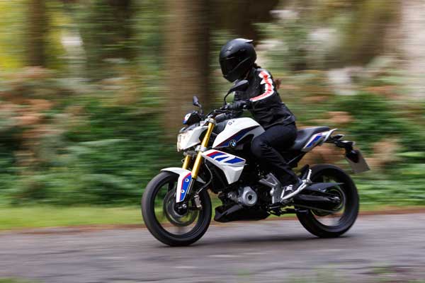 BMW G 310 R roadster utcai motorkerékpár úton BMW G 310 R roadster utcai motorkerékpár úton