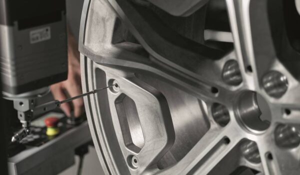 2024-től a modern BMW és MINI modellek fenntartható gyártással előállított alumínium keréktárcsákon érkeznek