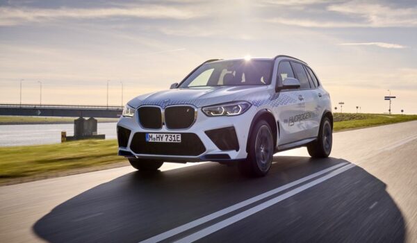 A BMW Group hidrogén-meghajtású gépkocsikat gurít ki az utakra: a BMW iX5 Hydrogen tesztflottája megjött